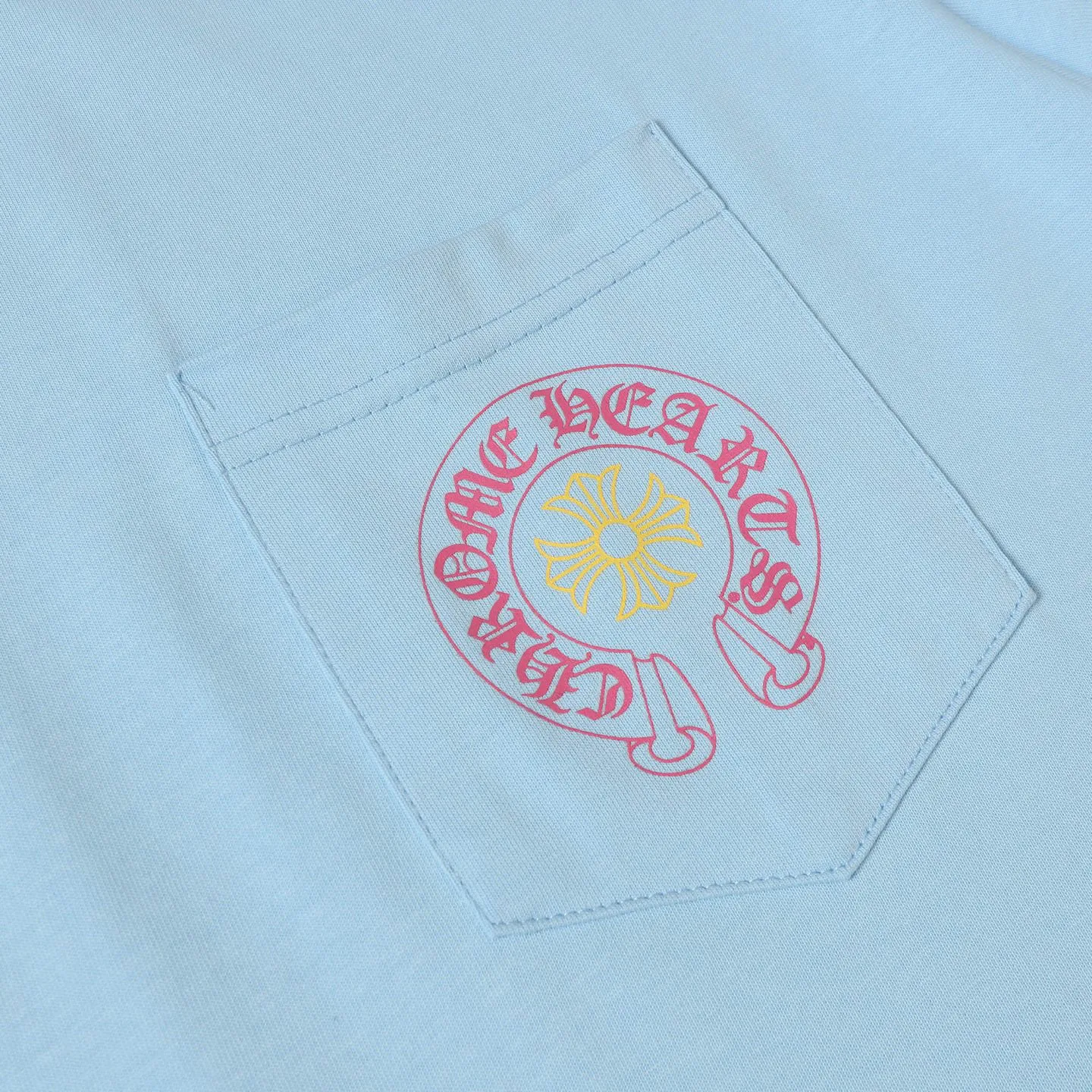 🅿️170 CHROME HEARTS/Chrome Heart CH pink Sanskrit scroll printed short-sleeved T-shirt The fabric is made of 280g heavy combed cotton, customized with 32 count 1*1 threads. The ready-made garments are washed twice. The fabric is comfortable and skin-friendly without any strange feeling. It is custom-dyed fabric with high textile density and good drape. It is not easy to deform. The thick texture and compact spinning process will not affect the breathability of the fabric. The saturation of the color is very high. Imported digital direct-injection printing technology. A versatile and good-looking short sleeve. The loose fit covers the flesh and looks slim. Size: XS-L